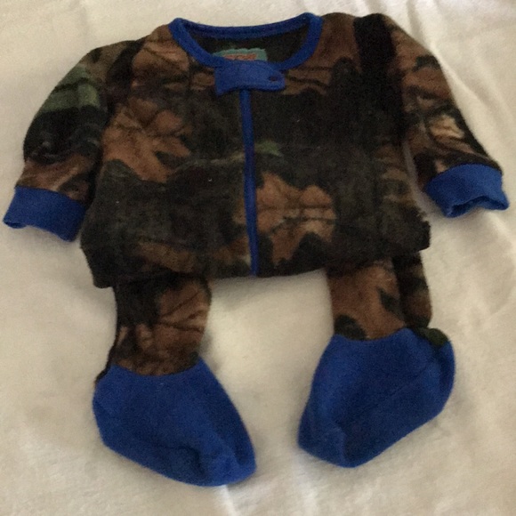 Boys 12m footed jammies. 2 Carter’s and 1 Trail Crest - Picture 4 of 4